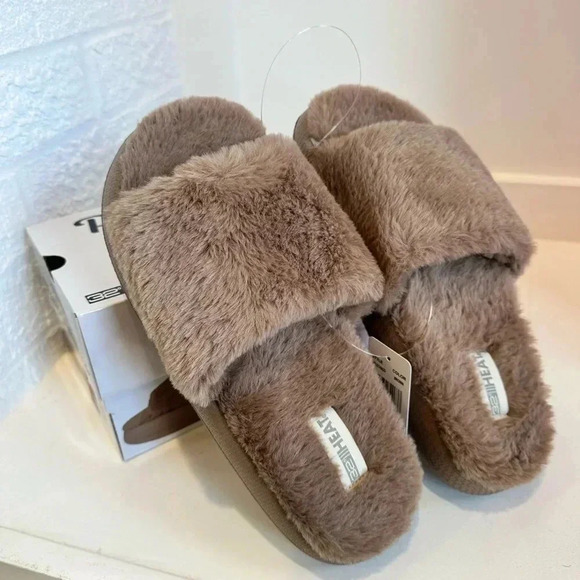 32‎ Degrees Plush Fuzzy Slippers Faux Fur Cushion Slides, 7.5-8.5 - Picture 1 of 2